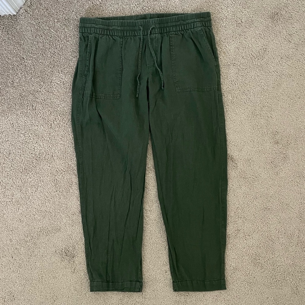 Loose fit, 3/4s length army green Old Navy pant